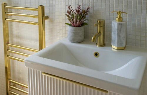 Modern Home on Edge of Cotswolds Private Parking - Photo 16