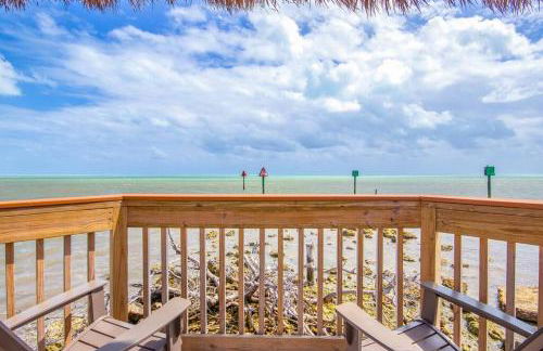 Bright 2BR Condo with Breathtaking Ocean View - Foto 1