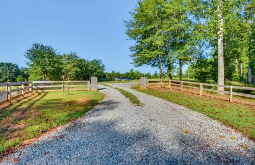 Cozy Clarkesville Getaway with Fire Pit! - Foto 23
