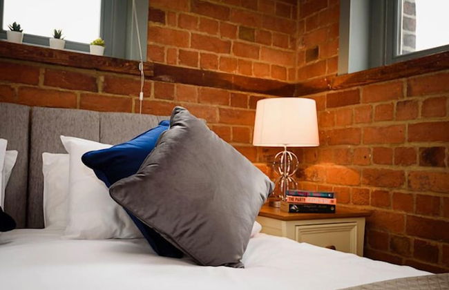 Karah Suites - Gloucester Docks - Photo 7