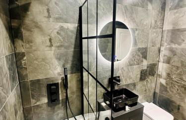 Spacious 2 Bedroom Modern Apartments - Central Location - Free Parking - Smart TV - Washer Dryer - Built for Contractors, Consultants and Work Teams - Foto 12