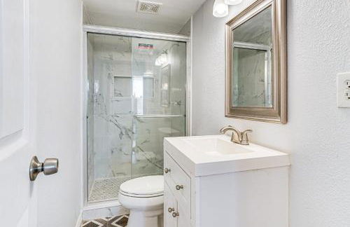 Luxury Lakefront Retreat with Dock in Runaway Bay - Foto 22