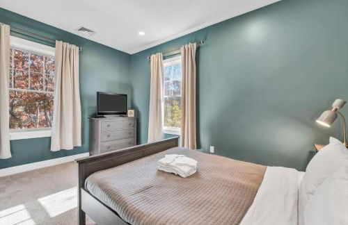 Waterfront Retreat with Private Dock and Fire Pit, Sleeps 8, Outdoor Dining, Spa-Style Primary, Gourmet Kitchen with Dual Dishwashers, Gas Fireplace, River Views, Bright Open Layout, Central AC, Perfect Coastal Escape for Families, 24 Hr Hospitality - Foto 55