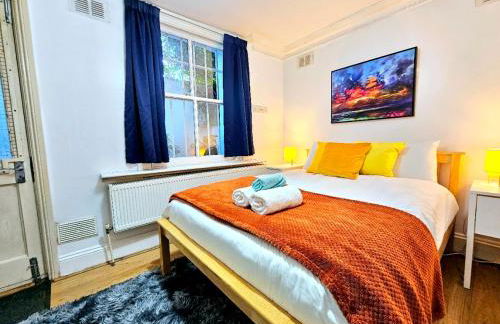 Spacious & Cosy 2 Bedroom Home plus 2 Sofa-beds with Private Entrance and Back Patio, 3 min walk to Earl's Court Station - Photo 7