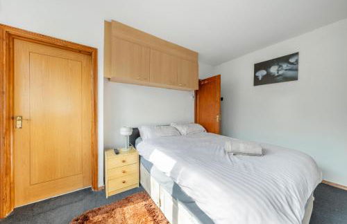 Barnet Serviced Accommodation - Elegant 5-Bedroom Home, Just a 7-Minute Stroll from High Barnet Station - Book Your Stay Today!" - Foto 15