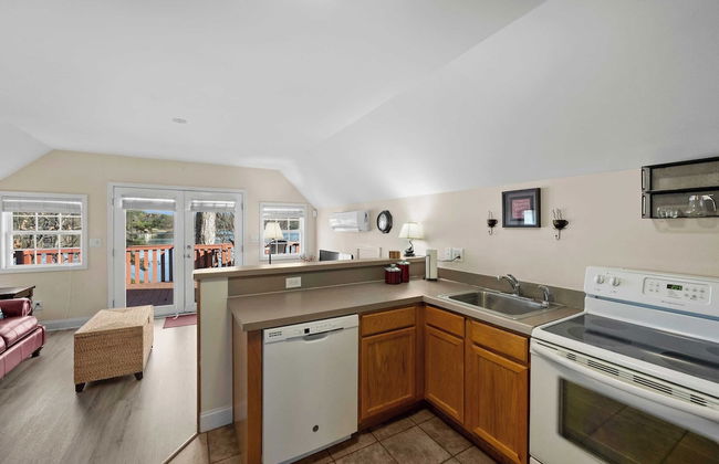 Bear Creek Lodge by Avantstay Lakefront + Dock - Photo 24