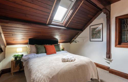 Madison House - Converted Church 5 Bed Pontypool - Photo 5