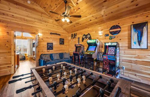 Indoor Pvt Pool, Pkyway, 44, HotTub, BBQ, King - Photo 8