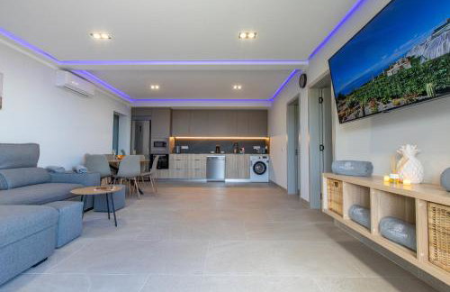 Apartamento de Lujo con Jacuzzi Privado, Piscina y Vistas al Mar - Foto 7