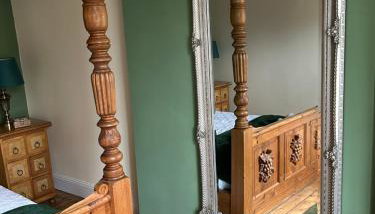 The Buxton Retreat A Luxurious 3-Storey Townhouse with Four Poster Bed and Double Jacuzzi Bath" - Foto 5