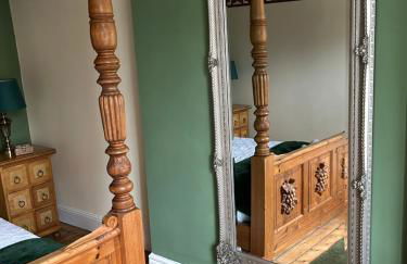 The Buxton Retreat A Luxurious 3-Storey Townhouse with Four Poster Bed and Double Jacuzzi Bath" - Photo 5