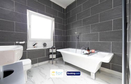 Explore Welsh Wonders, 3 Bedroom House By The One Retreats Short Lets & Serviced Accommodation Treharris - Foto 31