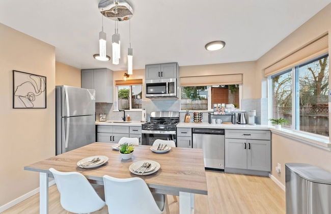 Lakeview Home in Renton, Walk to Beach, AC, Fenced - Photo 9