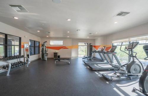Posh 2BD - Gym, Pool, Parking, W-D - Sleeps 8 - Foto 3