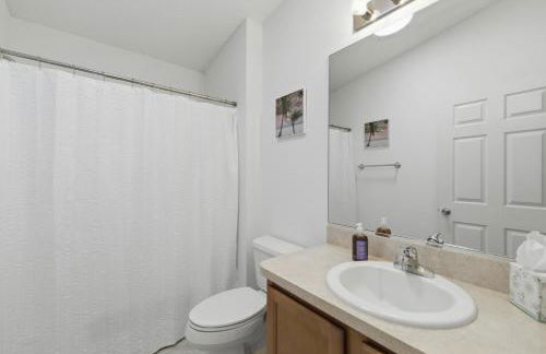 Cozy 2BR Mins to Lake Sumter Landing and Brownwood Paddock Square with BBQ, Workspace, Murphy Bed - Foto 12