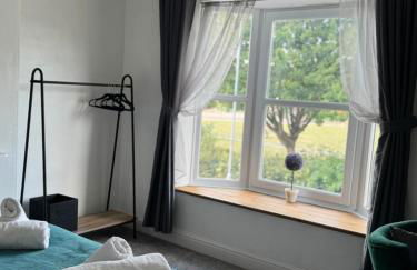 Stylish 3-Bedroom Home, Patio & High-Speed Wi-Fi - Foto 9