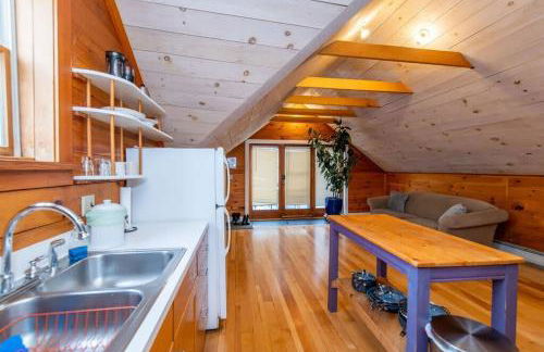 Bright and Cozy Treehouse Apartment - Photo 3