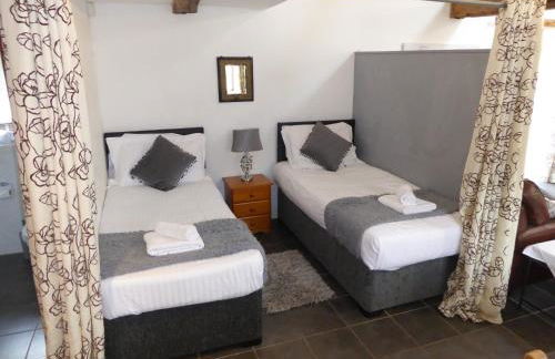 Romeo Cottage - Sleeps 4 - Open Plan Barn - Private Hot Tub & Garden - Foto 43