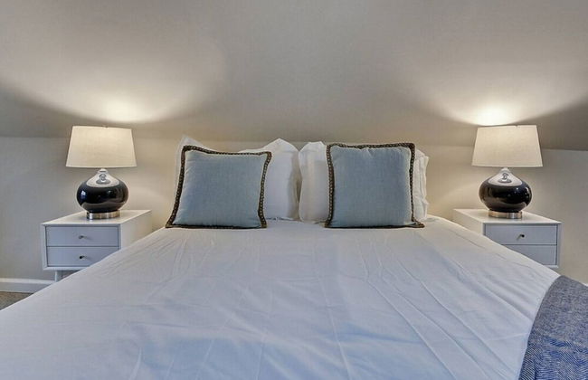 Spacious 6BR/3BA House w/ Parking! Sleeps 20! - Foto 30