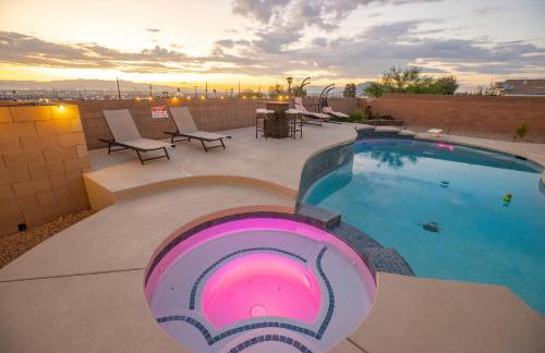 3400 SqFt House W/40Ft Heated Pool/Spa- Strip View - Photo 12