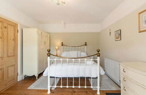 Pendre Farmhouse Llwyndafydd - Photo 12