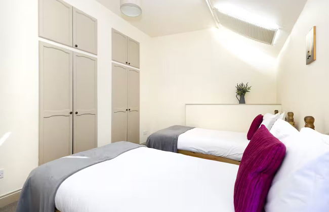 Cute House with Courtyard - Photo 5