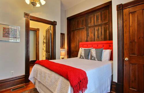 Big Blue House - Near Forsyth Park - Lower Unit - Photo 10