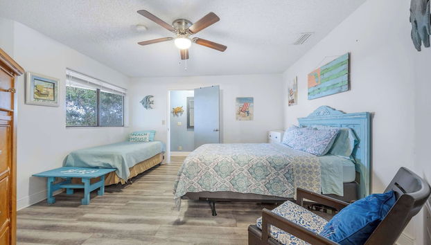 Treetop Beach Condo Sleeps 7! - Photo 5, Room