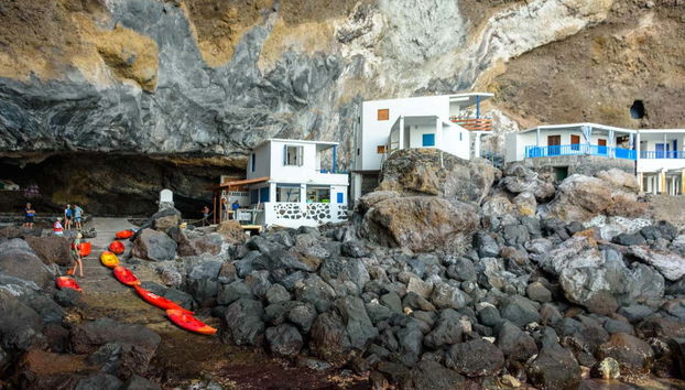 Kayaks listos para empezar la aventura