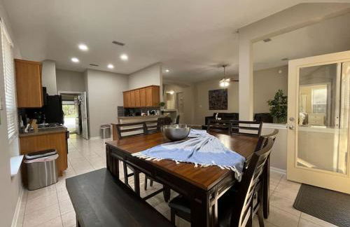 Lovely Woodlands home w/heated pool and spa! - Foto 20