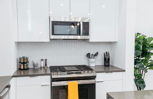 Beautifully Decorated, Modern Downtown Houston Home - Photo 14