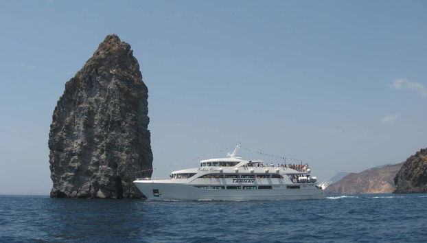 Un barco navegando por la costa nordeste de Sicilia