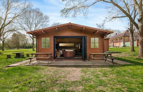 Countryside Cabin on 5 Acres Countryside with Outdoor Firepit, Cinema and converted Stables - Foto 1