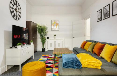 Central LDN 3-Bed Sleeps 8, Garden & Parking - Photo 11