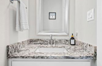 Stylish 4BR Lake House - Foto 28