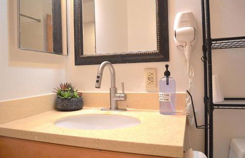 Modern 3 Bedroom Suite with AC for Family and Work group - Photo 24