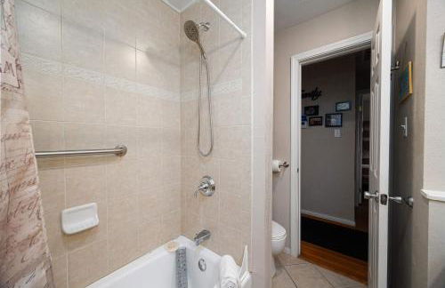 Walk to the Beach Private Backyard and Fire Pit - Foto 29