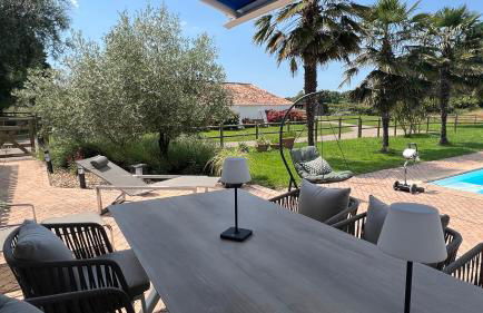 Gîtes de charme "l'écrin de Vendée" jacuzzi privatif, piscine chauffée, prestations bien être, vélos à 10 mn de l'océan sur 3,5 h de verdure - Photo 64