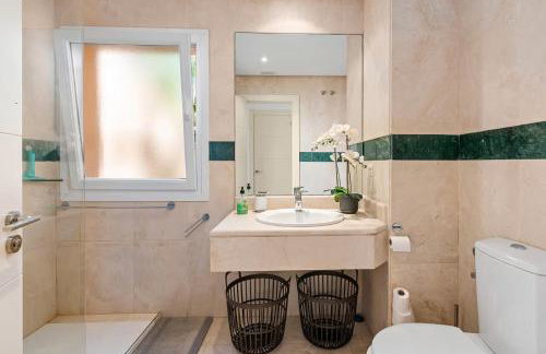 Luxury seaview apartment in Marbella located in a secure gated community with swimming pool and large terrace Perfect for families visiting Marbella and Puerto Banús - Foto 38