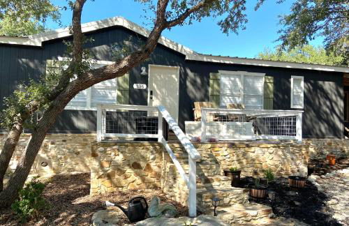 River Access at Blanco River, Charming Big Cottage - Foto 55