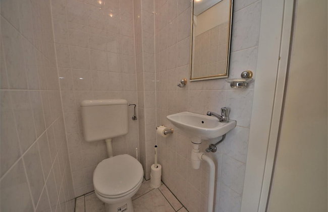 Lively Bungalow on the Water - Photo 14