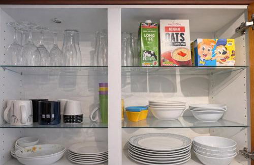 Modern 3 Bedroom Home, Free Parking, Garden, Sleeps 7 - Photo 9