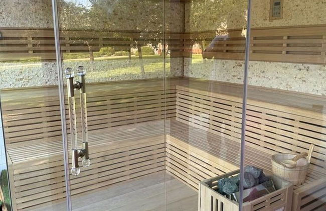 Magnificent Luxury Chateau in Vast Garden with Sauna & Hot Tubs - Photo 34