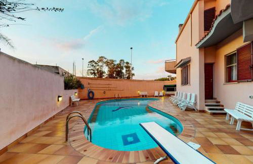 Villa con piscina e giardino a due passi dal mare. - Foto 2