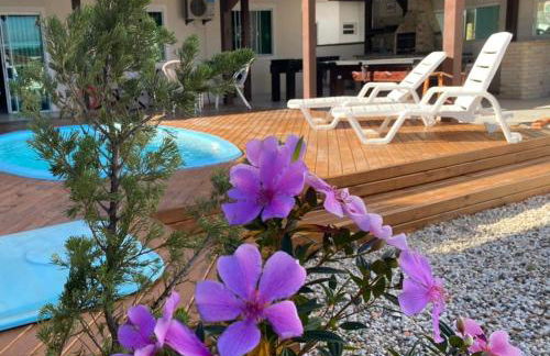 Piscina e Sinuca CASA Beto Carrero 500m do Parque 1 suite e 2 quartos 3bwc a 300m da Praia churrasqueira e estacionamento privado - Foto 8