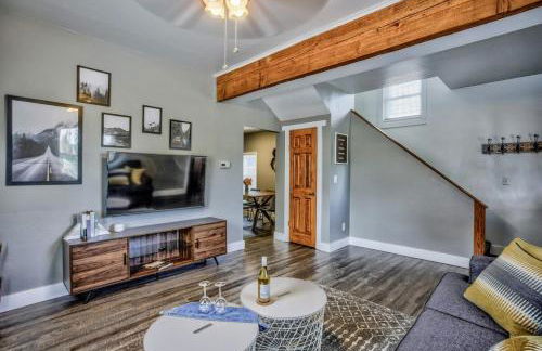 The Vibrant Victorian Hot Tub & Fire Pit in OCC - Foto 2