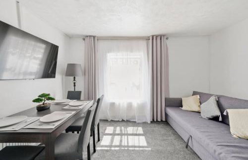 Home In Bletchley Milton Keynes, contractors favourite - Photo 13