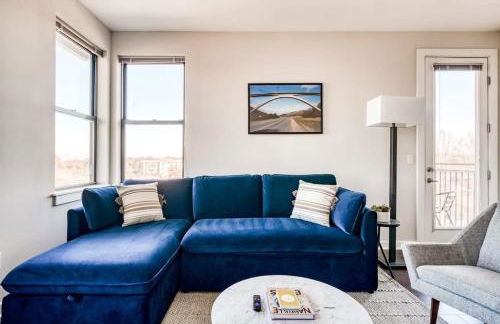 CozySuites Music Row Spacious 2BR with free parking 46 - Foto 1