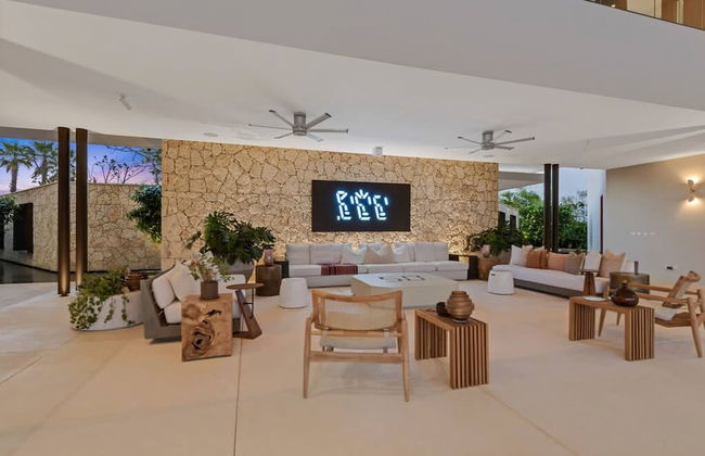 Modern 7BR Villa w Stunning Views of Golf Course - Photo 46