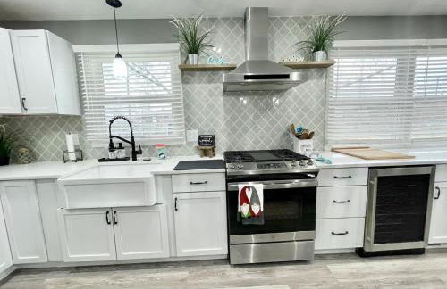 Rustic Chic in Charming Center Grove w Fenced Yard - Foto 3